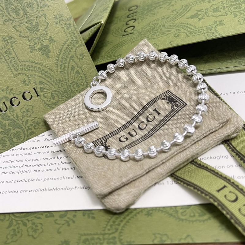 G*u*i necklaces
